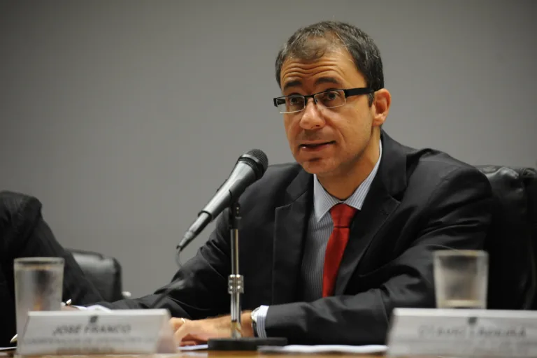 O coordenador de operações da Dívida Pública, José Franco, divulga o Relatório Mensal da Dívida Pública referente ao mês de fevereiro (José Cruz/Agência Brasil)