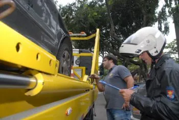 Guarda Civil Municipal Guincha Veiculo Estacionado em ponto ônibus na Praia do Canto