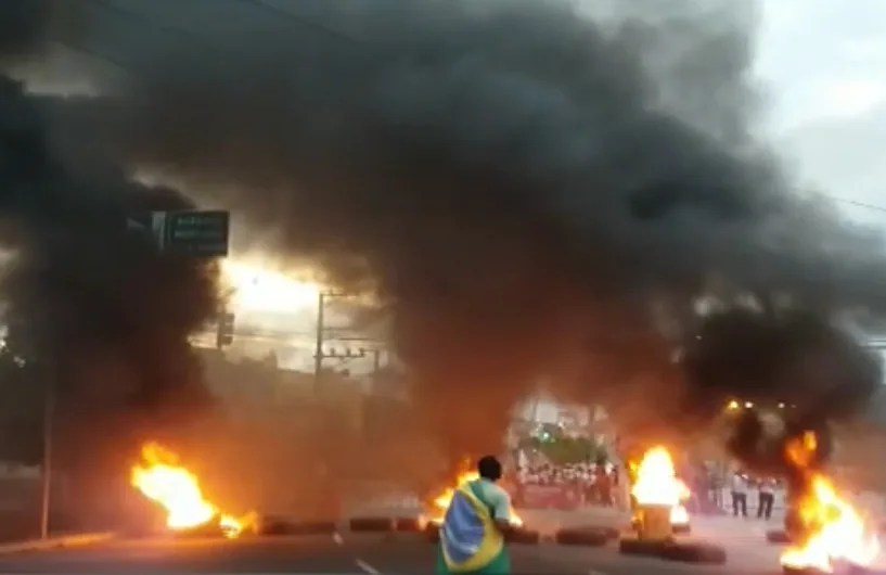 Fogo em pneus, vias bloqueadas e ânimos exaltados. Saiba como foi a manhã de protestos na GV