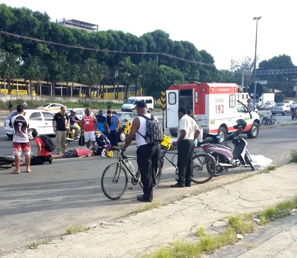 Duas pessoas ficam feridas em acidente com carro e moto em Cariacica