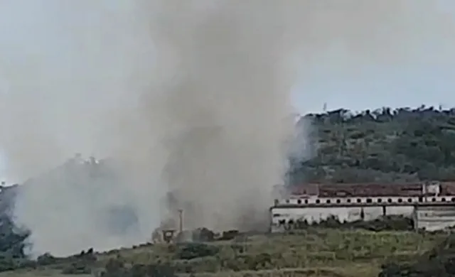 Incêndio atinge vegetação próximo à Casa de Custódia em Vila Velha
