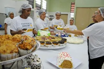 Curso de confeiteiro na unidade de inclusão produtiva