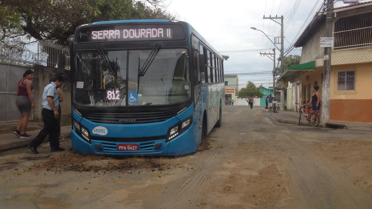 Ônibus do Transcol cai em buraco de obra na Serra