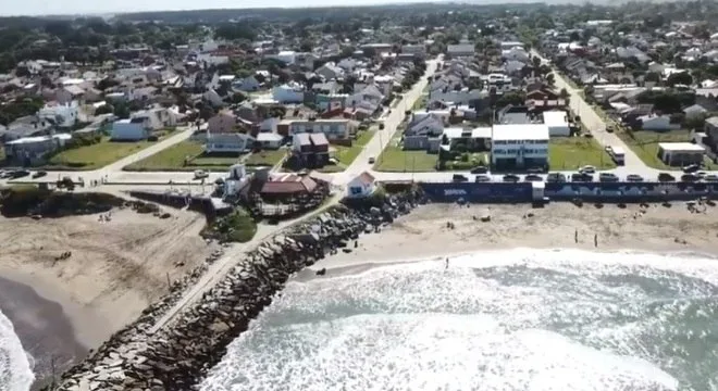 Casal é preso depois de enterrar criança de 2 anos até o pescoço em praia para poder nadar