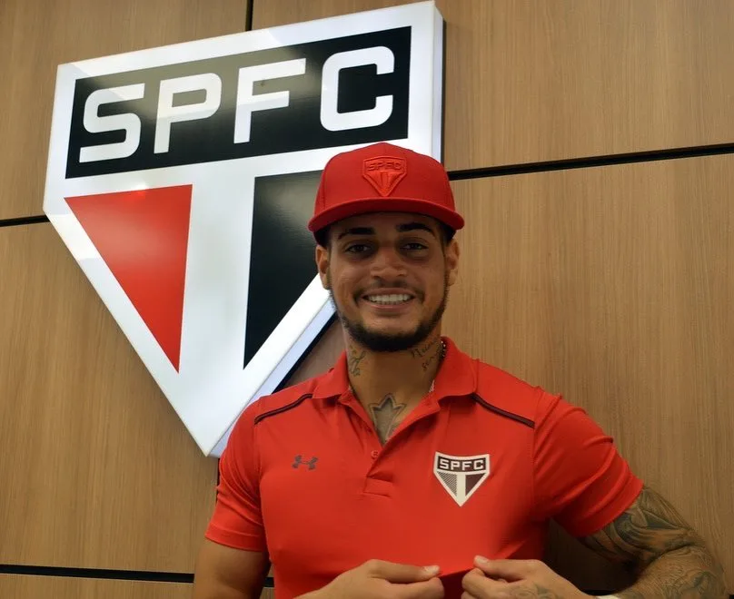 Jean é oficializado pelo São Paulo e diz viver melhor momento da carreira