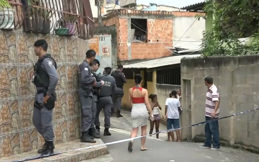 Rapaz morre e mulher é baleada durante tiroteio no Morro dos Alagoanos Rapaz morre e mulher é baleada durante tiroteio no Morro dos Alagoanos