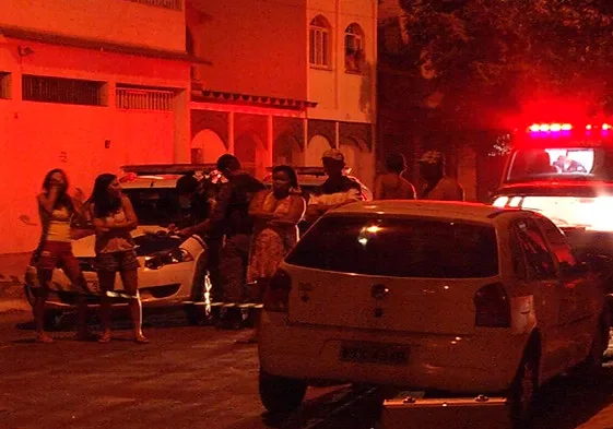 Homem é assassinado e amigo é baleado nos olhos em Vila Velha