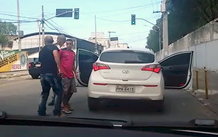 TV Vitória flagra abordagem policial a suspeito com carro roubado em Cariacica