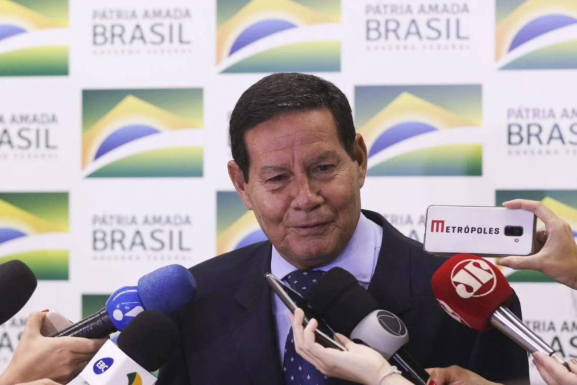 O Presidente em exercício Hamilton Mourão fala à imprensa