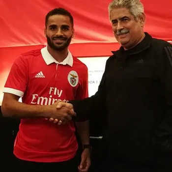 Barcelona empresta lateral brasileiro Douglas para o Benfica