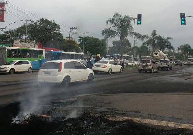 Taxistas protestam em frente ao Aeroporto de Vitória e trânsito fica complicado