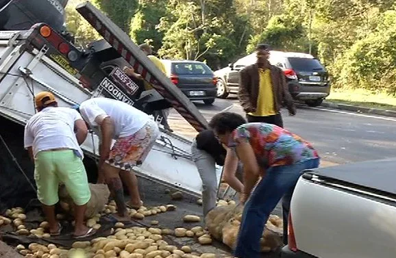 Carreta tomba e carga de batata é saqueada em Domingos Martins