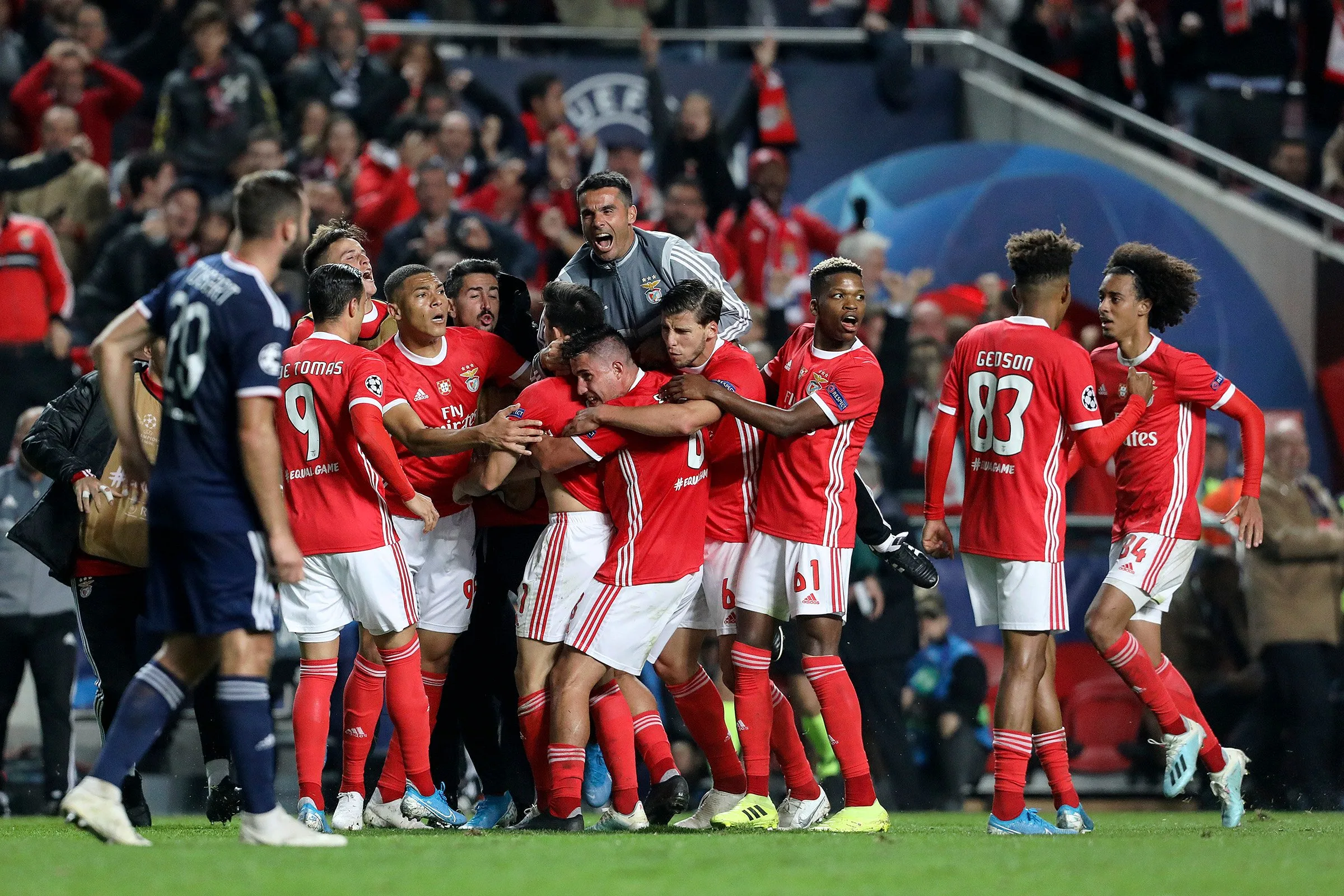 Benfica derrota Lyon e mantém chances de classificação; Valencia empata com Lille