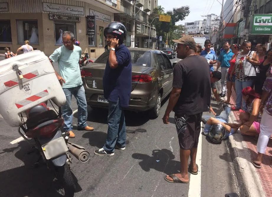 Acidente deixa motociclista ferido em avenida movimentada de Vitória