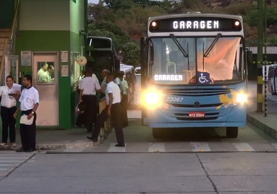 Motoristas de ônibus e cobradores se reúnem para planejar passeata surpresa na GV