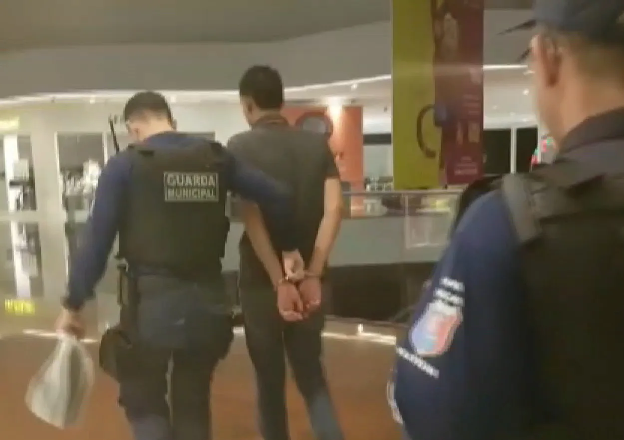 Adolescente é apreendido dentro de shopping em Vila Velha