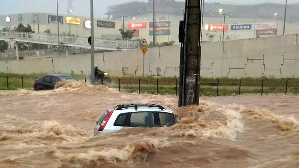 Chuva forte, granizo e ruas alagadas deixam rastro de destruição em Belo Horizonte