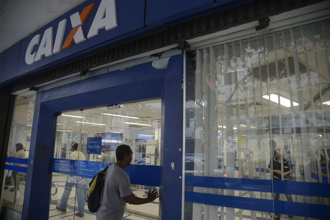 Movimento de saques do FGTS na agência da Caixa na Rua do Riachuelo, Lapa.