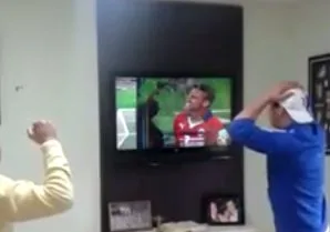 Torcedor se empolga durante jogo do Brasil, quebra TV e vídeo bomba na internet