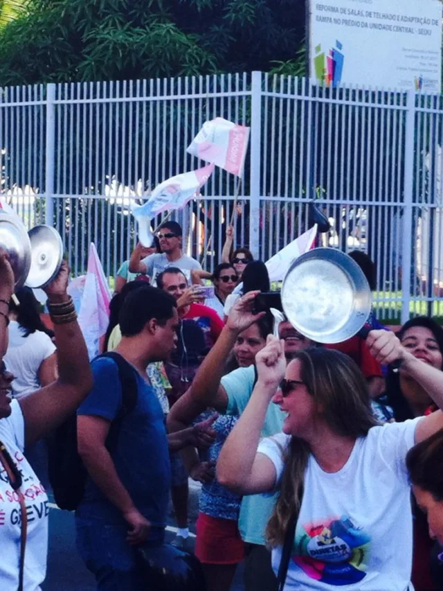 Greve dos professores: após manifestação, avenida de Vitória é liberada