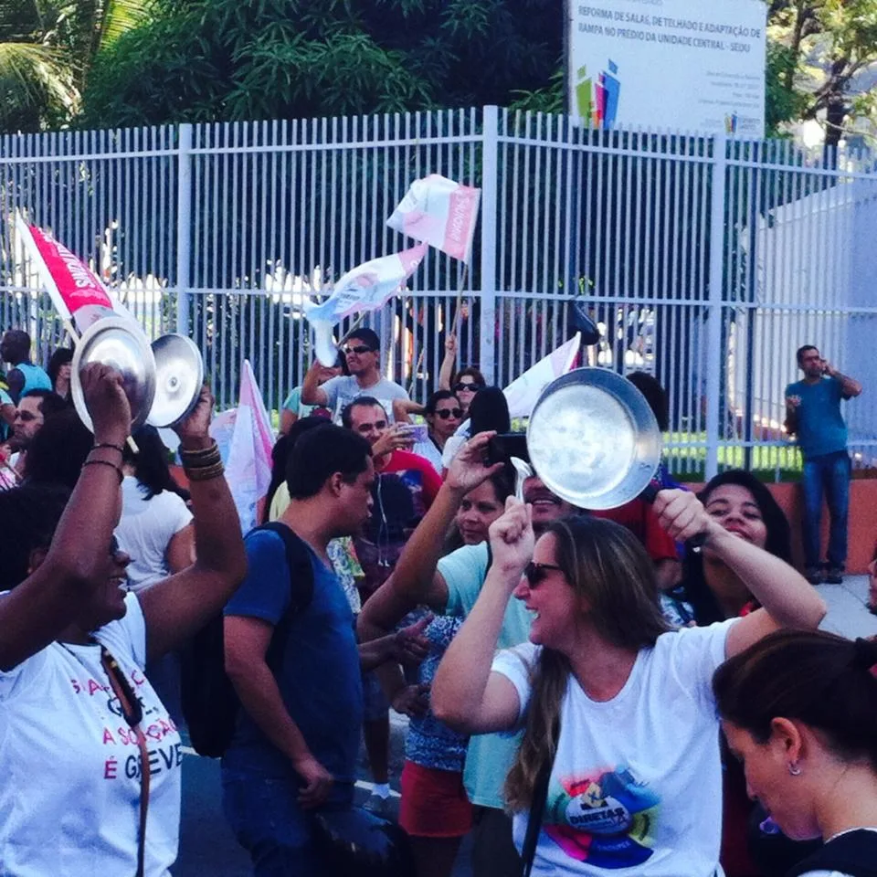 Greve dos professores: após manifestação, avenida de Vitória é liberada