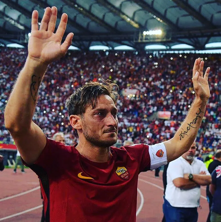 Após adeus à Roma, Totti se aposenta dos gramados e será diretor no time italiano