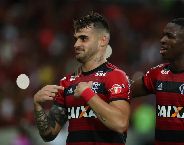 Flamengo vence o Corinthians e se mantém na liderança isolada do Brasileirão