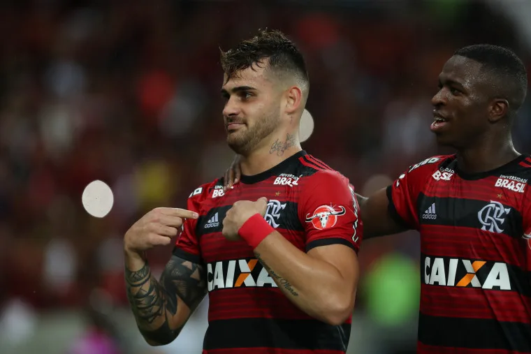 Flamengo vence o Corinthians e se mantém na liderança isolada do Brasileirão