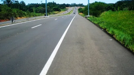 Protesto após acidente entre carro e caminhão fecha BR-101 em Fundão