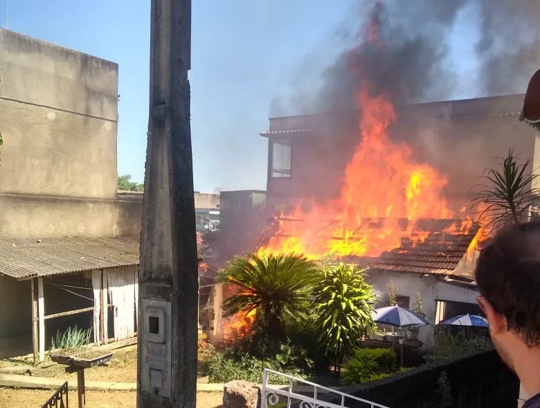 Vídeo: casa fica destruída após incêndio em Vila Velha