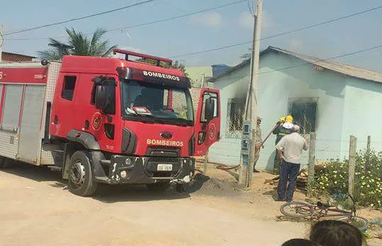 Casa pega fogo e fica parcialmente destruída em Linhares