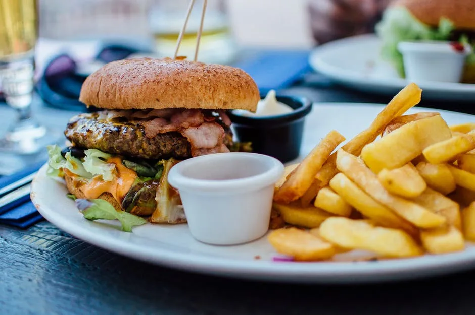 Sentimentos causados pelo isolamento social podem causar ansiedade alimentar