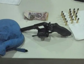 Adolescente de 15 anos é apreendido com arma e dinheiro em Vitória