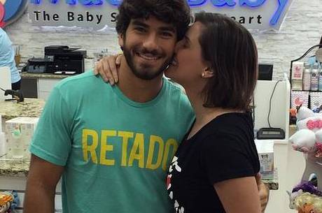 Deborah Secco e Hugo Moura fazem compras em Orlando