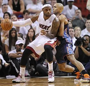 MIA02. Miami (United States), 20/04/2014.- Miami Heat forward LeBron James drives the ball past Charlotte Bobcats guard Gerald Henderson (R) in the second quarter of the Eastern Conference First Round playoff NBA basketball game 1 between the Charlotte Bobcats and the Miami Heat at the American Airlines Arena in Miami, Florida, USA, 20 April 2014. […]