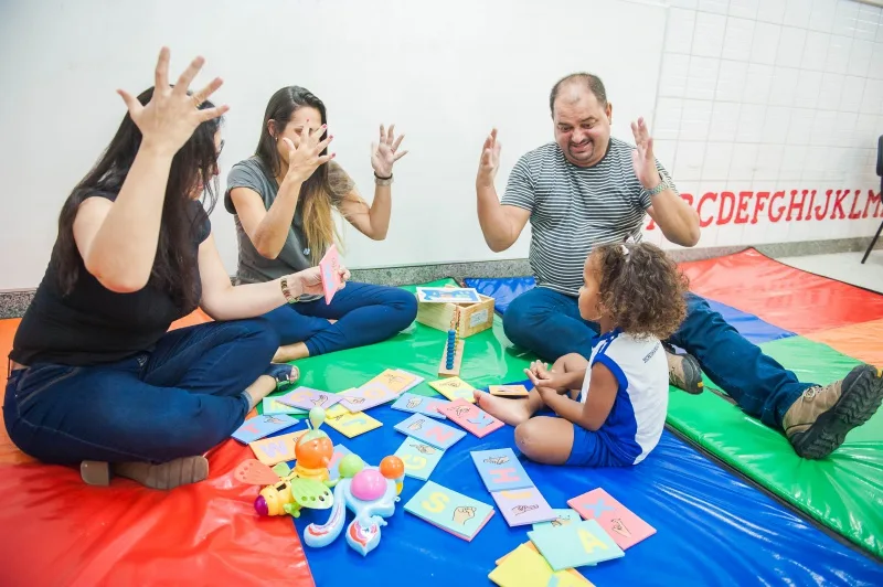 Trabalho de inclusão no CMEI Carlos Alberto Martinelli de Souza com a aluna Ketlen