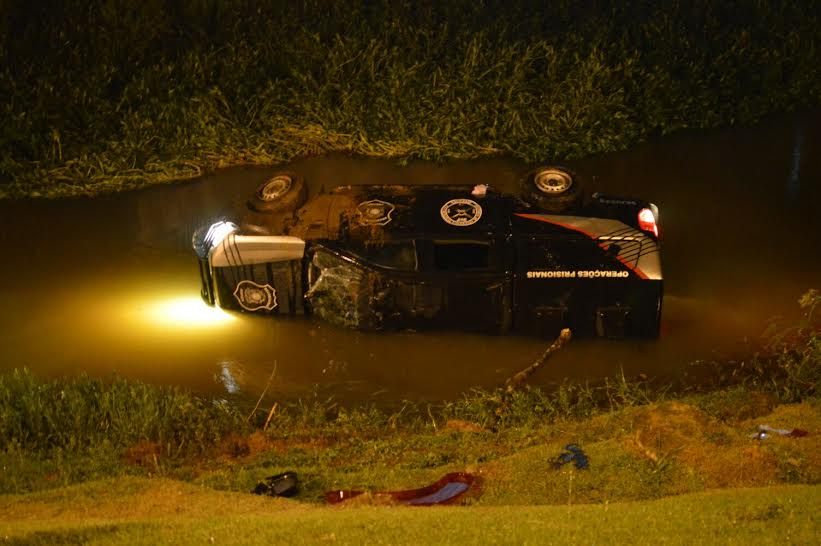 Viatura da Sejus cai de ponte em rio e cinco detentos ficam feridos em Marechal Floriano