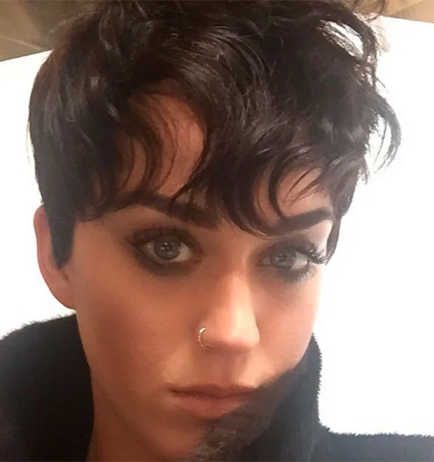 Visual novo! Katy Perry aparece com cabelo estilo joãozinho