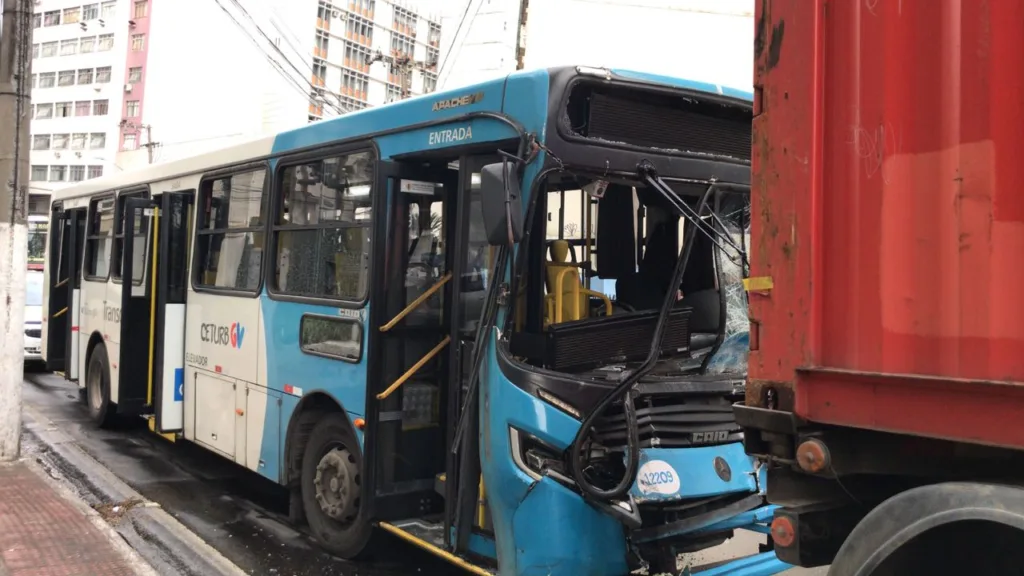 Grave acidente entre ônibus do Transcol e caminhão deixa mais de dez feridos em Vitória