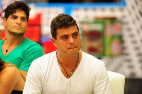 Ex-BBB que fez fama de garanhão em reality é visto comprando pílula azul