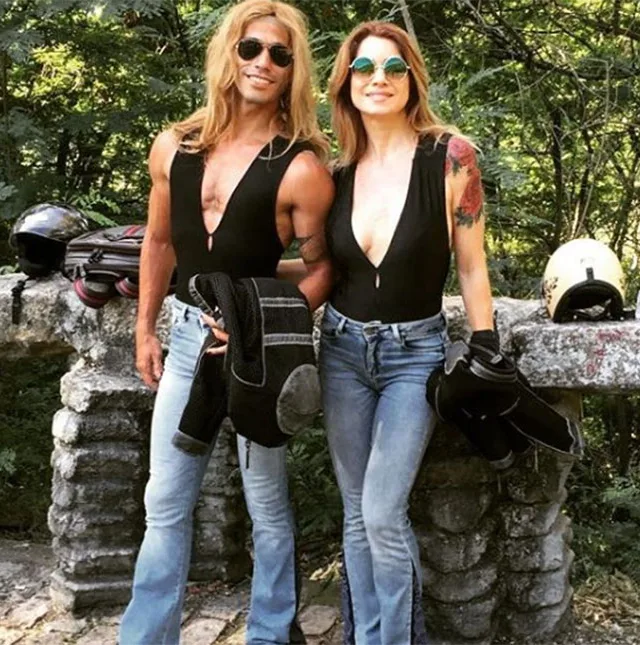 Letícia Spiller posa ao lado de seu dublê homem