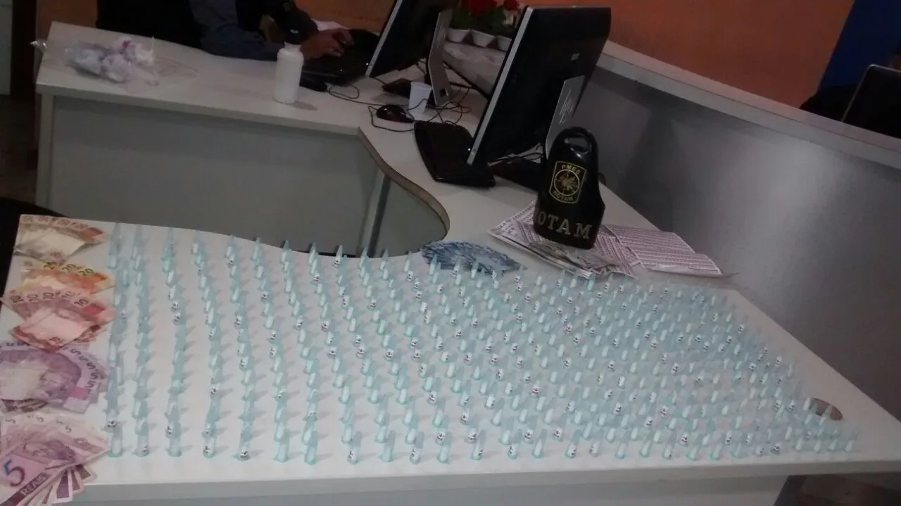 Mais de 440 pinos de cocaína apreendidos em Vitória