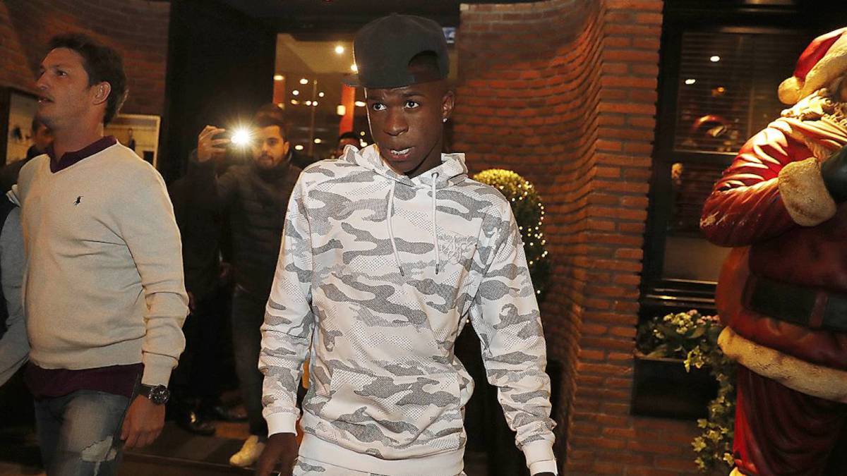 Vinicius Junior viaja para Madri para visitar o Real e assistir ao clássico