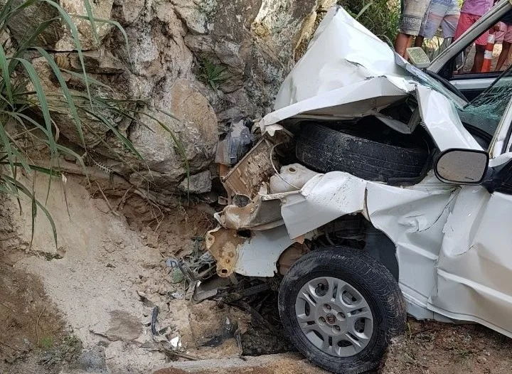 Motorista morre após bater em pedra às margens de rodovia em Atílio Vivácqua