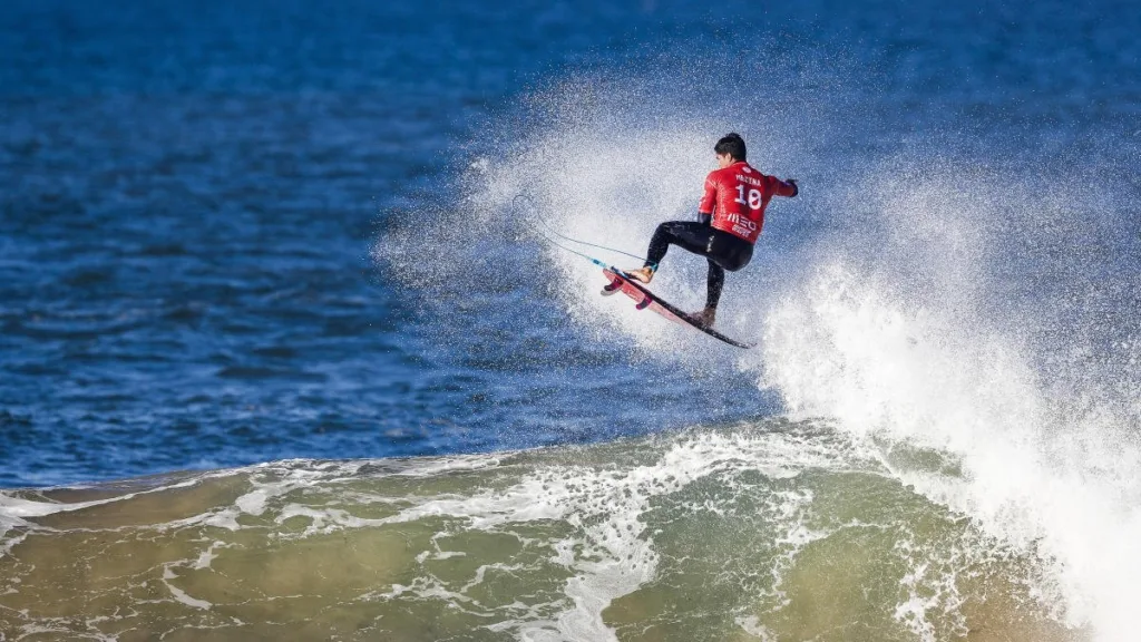 Medina vence na repescagem em Pipeline e segue na briga pelo título mundial