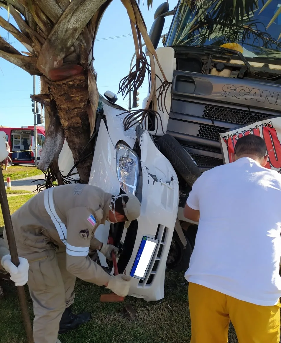 Homem fica ferido em acidente grave em São Mateus; carro ficou prensado entre árvore e carreta