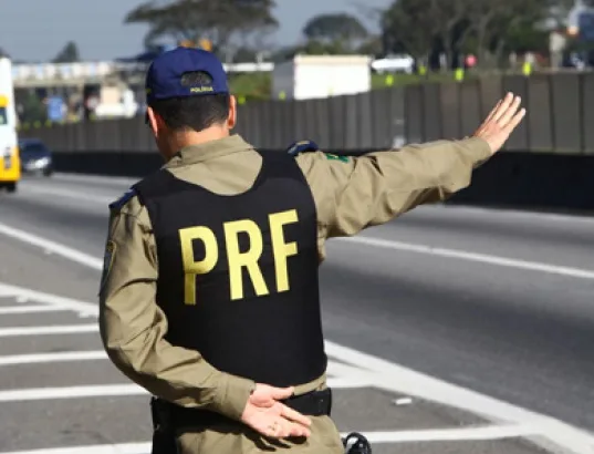 Carreta carregada com tubos de aço tomba e interdita a BR-101, no Norte do Espírito Santo