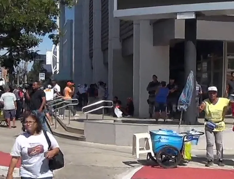 Após manhã de confronto, manifestantes encerram protestos em Vitória