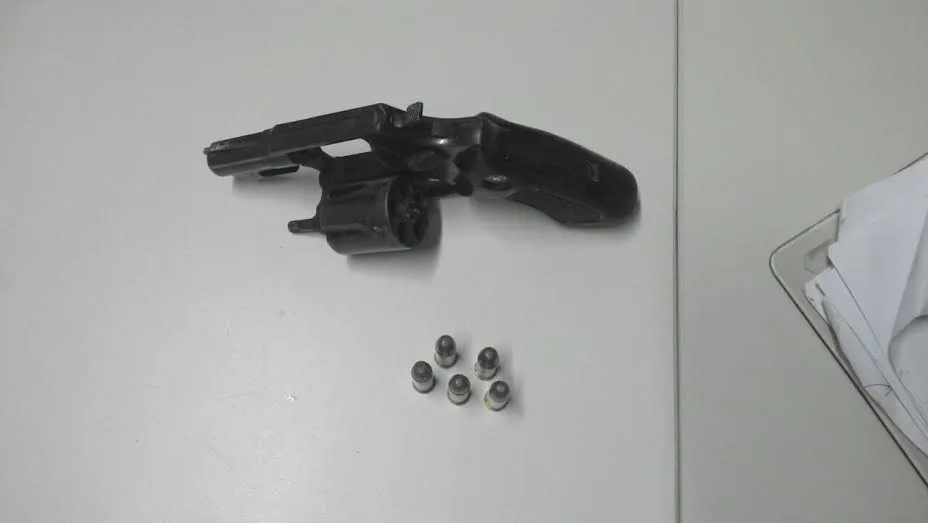 Jovens são detidos com armas, drogas e até chave de algema em Vila Velha