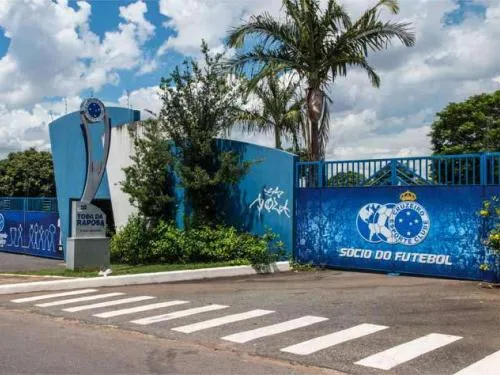 Torcedores de organizadas invadem CT do Cruzeiro para cobrar jogadores